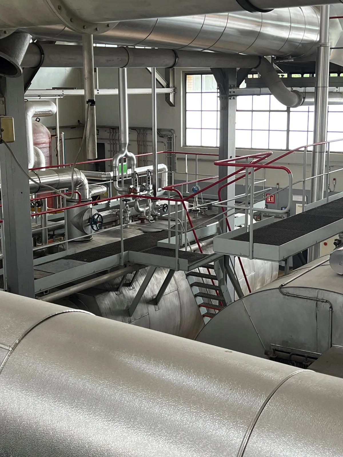 Das Kesselhaus wird zurückgebaut und soll künftig für Events genutzt werden. Man sieht ein Kesselhaus von innen. Man sieht viele grosse Behälter.